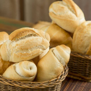 Pão francês congelado em cesta de vime
